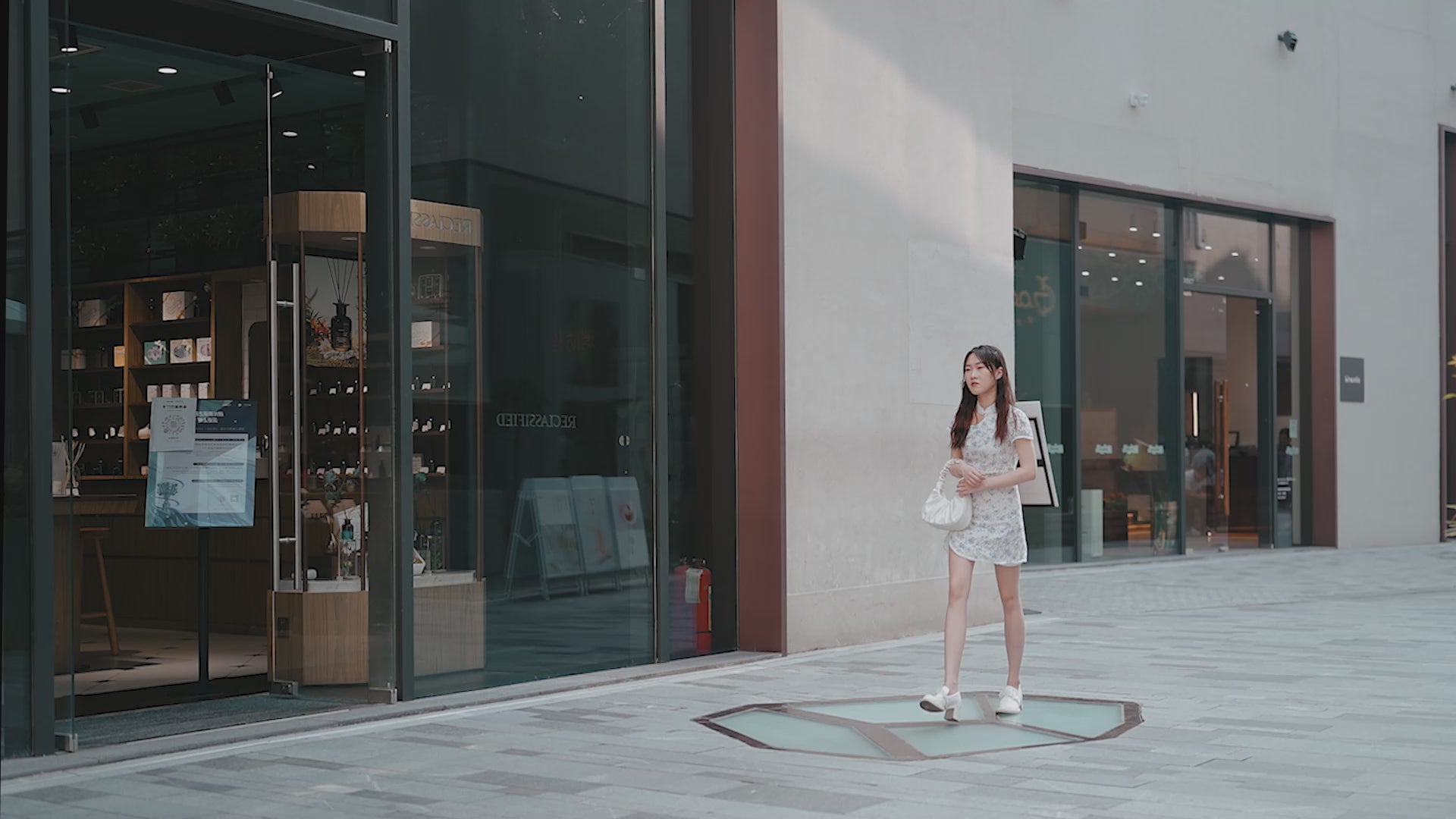 S02-Plus Versatile Umbrella-style Selfie Stick with Detachable Fill Lights